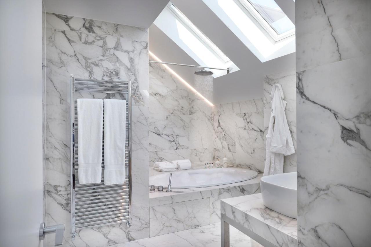Magna Pars L'Hotel A Parfum, Small Luxury Hotels Of The World Milan Luaran gambar Bathroom with marble walls