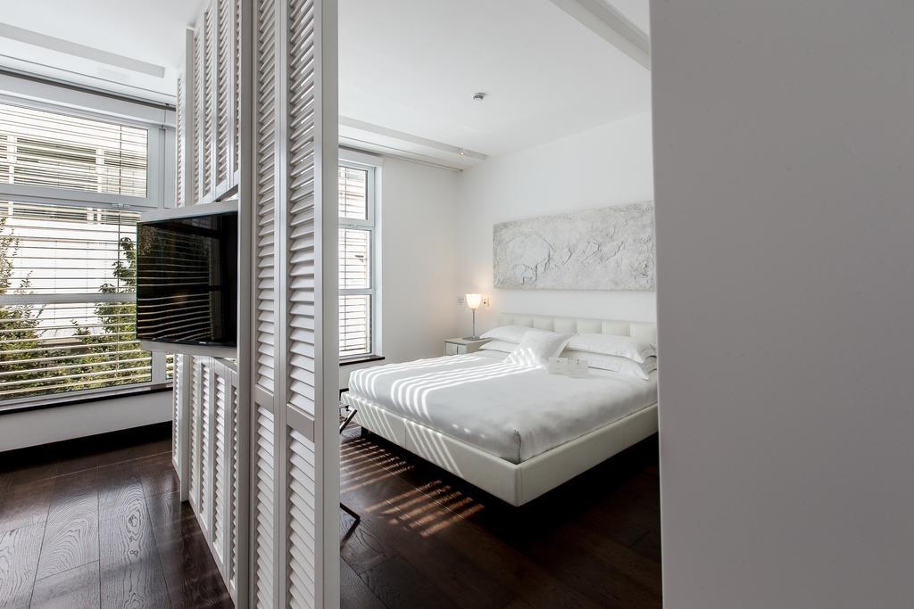 Magna Pars L'Hotel A Parfum, Small Luxury Hotels Of The World Milan Luaran gambar A bedroom at the Mandarin Oriental, Munich