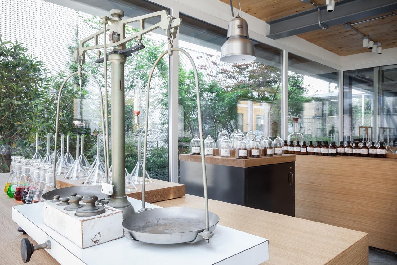 Magna Pars L'Hotel A Parfum, Small Luxury Hotels Of The World Milan Luaran gambar A laboratory at the International Institute of Perfumery, Cosmetics and Aromatics