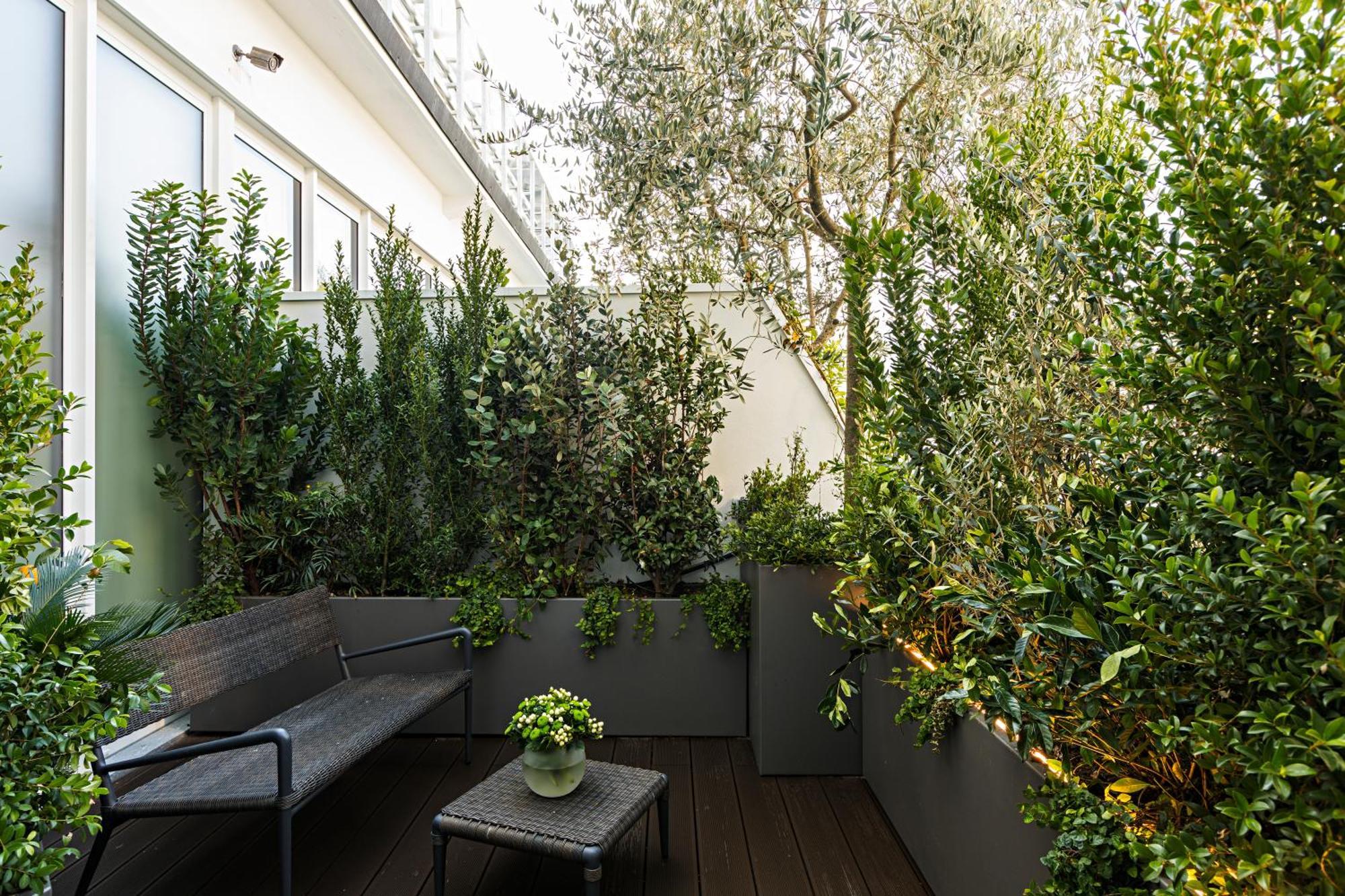 Magna Pars L'Hotel A Parfum, Small Luxury Hotels Of The World Milan Luaran gambar A balcony in a residential building